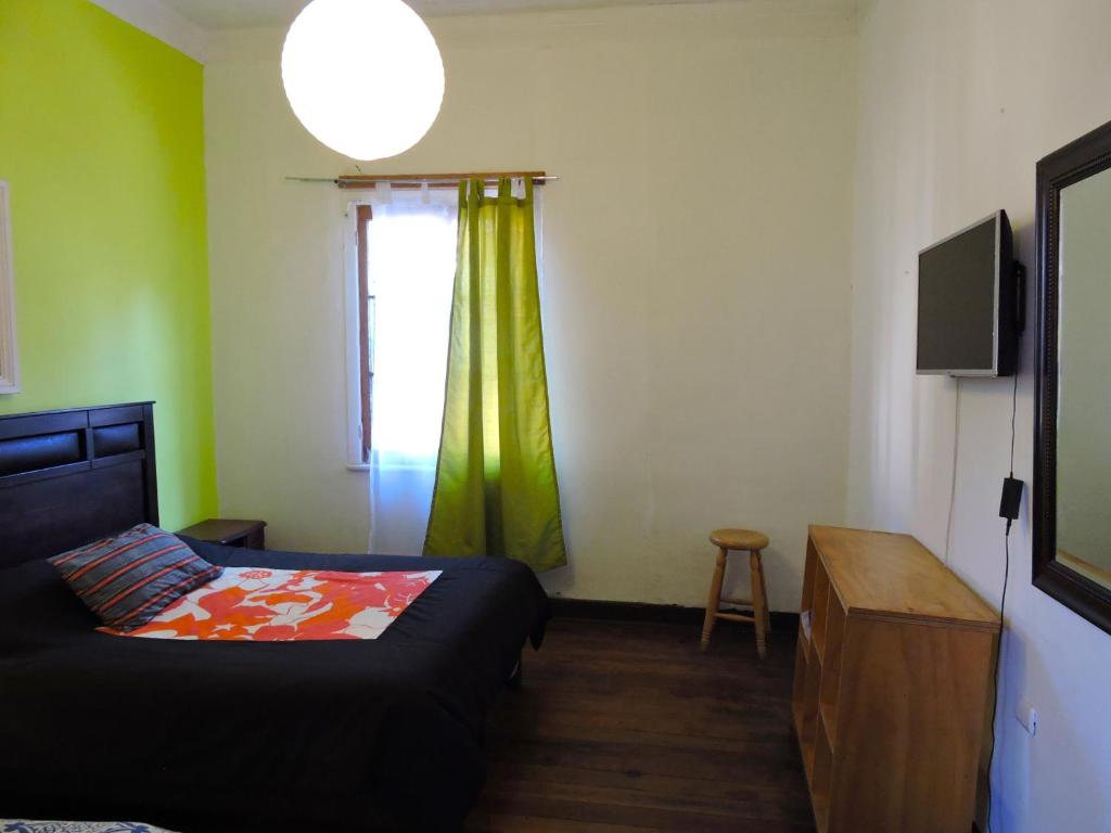 TV a/nebo společenská místnost v ubytování Hostal Casa Verde Limón