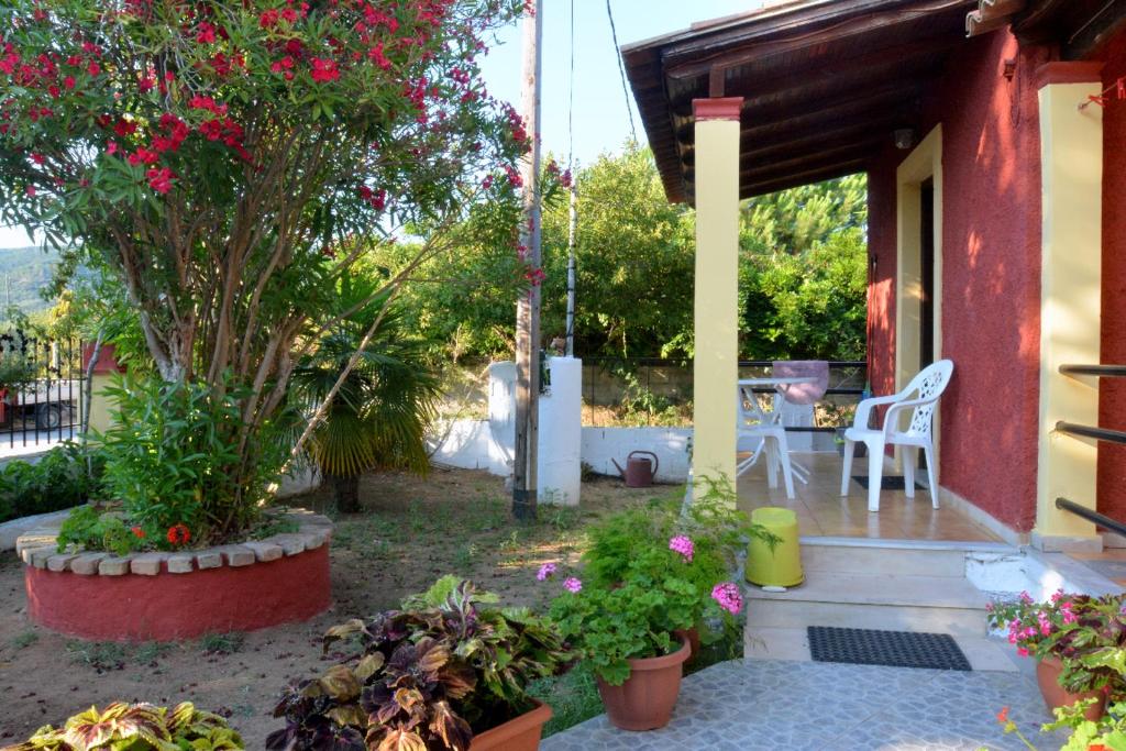 Ogród w obiekcie Issos Apartments