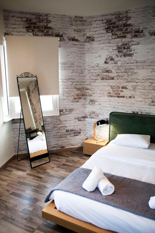 Postel nebo postele na pokoji v ubytování The Athens Version Luxury Suites