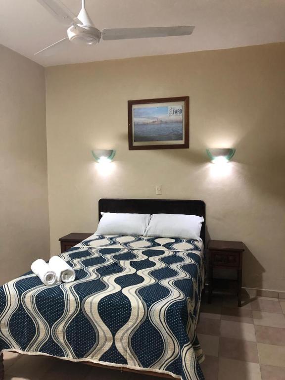 Postel nebo postele na pokoji v ubytování Hotel El Faro Malecon