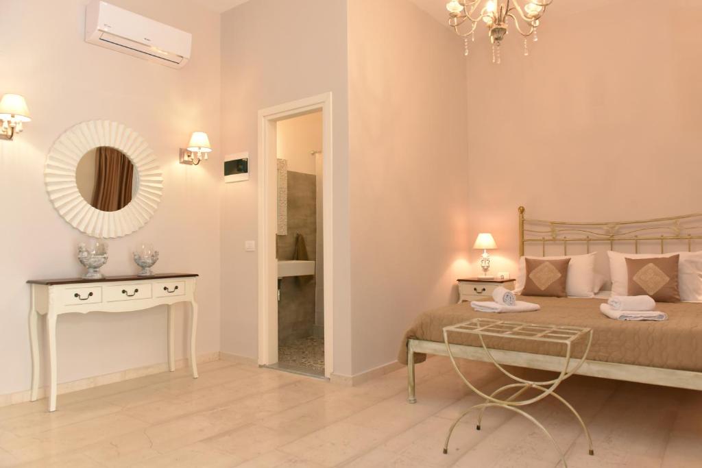 Postel nebo postele na pokoji v ubytování Oisyra Hotel