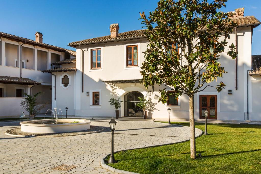 a villa with a courtyard with a fountain at Favilla Hotel di Charme in Rome