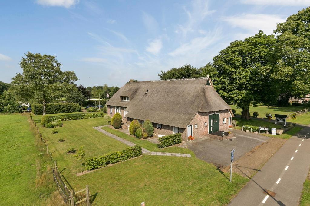 uma vista aérea de uma casa com um quintal em De Deelderij em Schoonloo