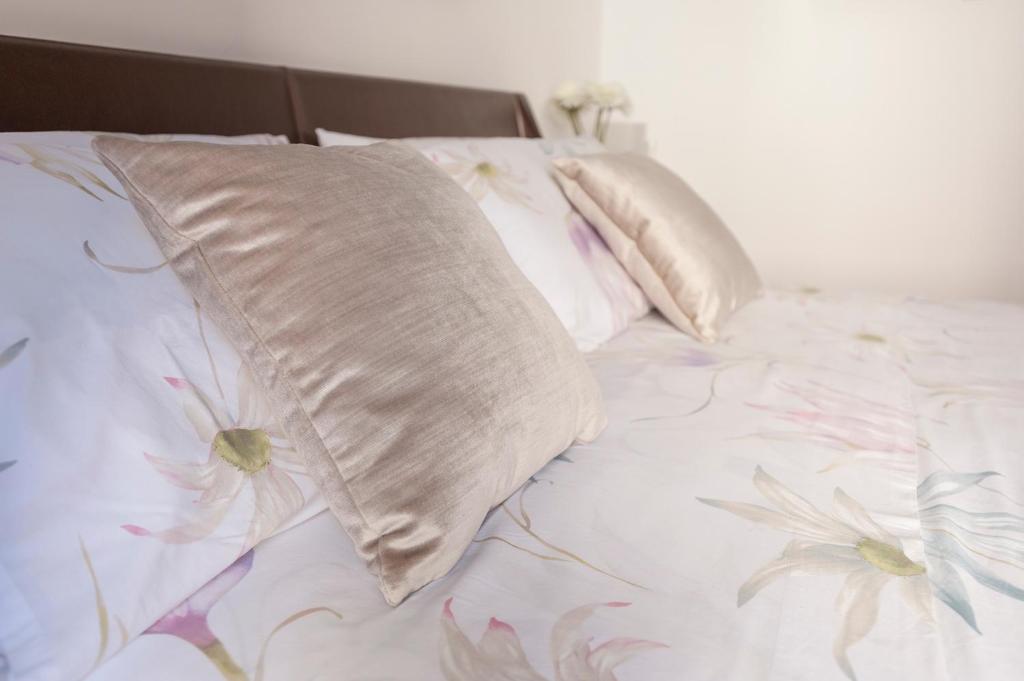 Łóżko lub łóżka w pokoju w obiekcie Via Bozzi Luxury Home