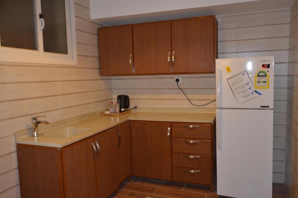 Kuchyň nebo kuchyňský kout v ubytování منازل الشمال للشقق المخدومة Manazel Al Shamal Serviced Apartments