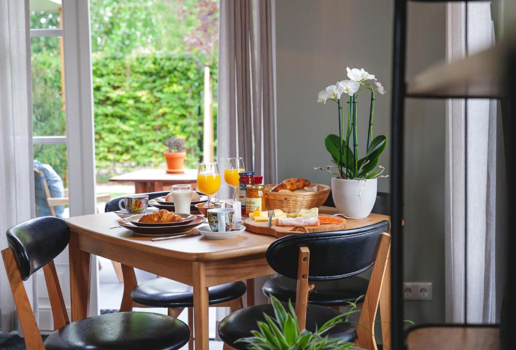 een tafel met ontbijtproducten en drankjes erop bij Logement ‘t Voorhuysch in Ingen