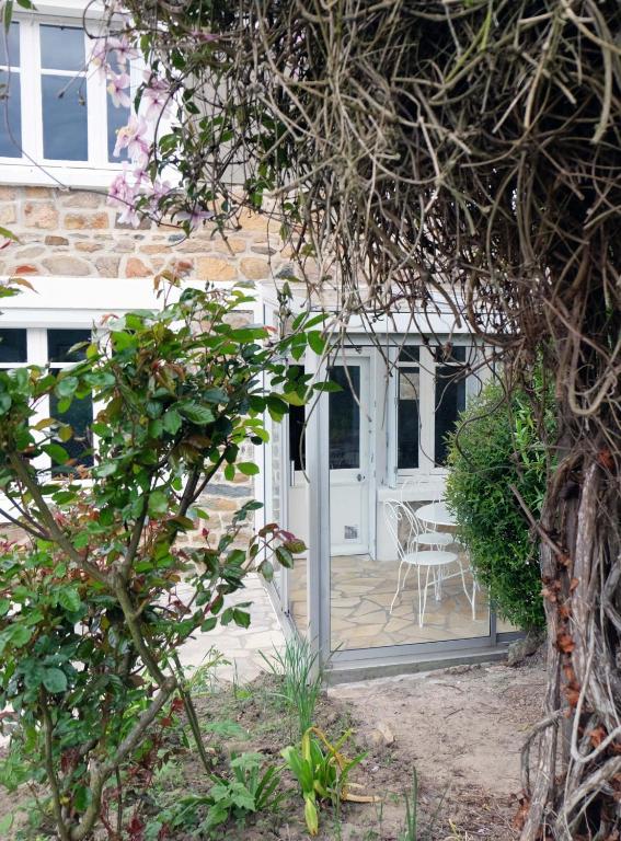 une porte ouverte d'une maison avec une terrasse dans l'établissement 31 Chemin de la Croix aux Outils, à Paimpol