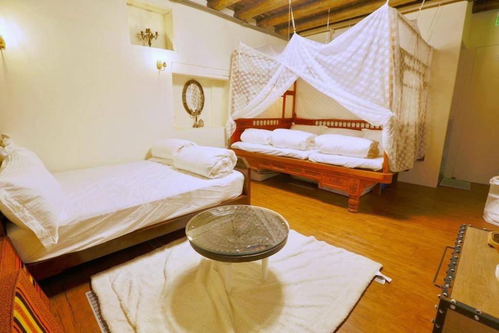 Postel nebo postele na pokoji v ubytování 台南赤崁月樓Tainan Moon House Inn 台南市民宿登記第295號