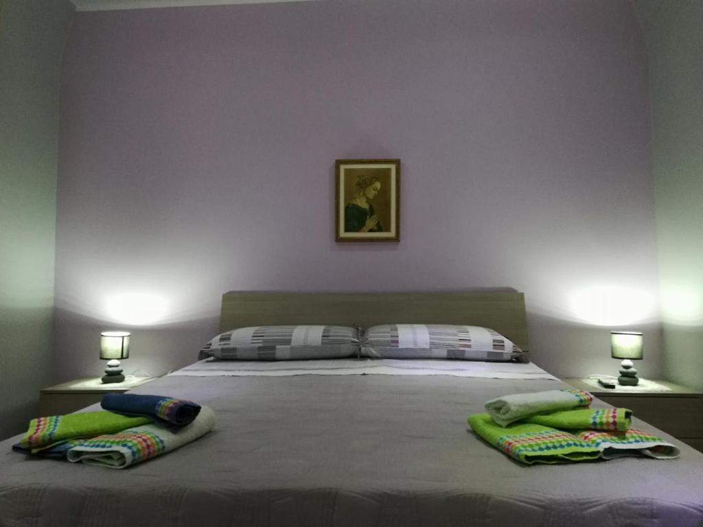 sypialnia z łóżkiem i dwiema poduszkami w obiekcie Sicily Sun w mieście Lentini