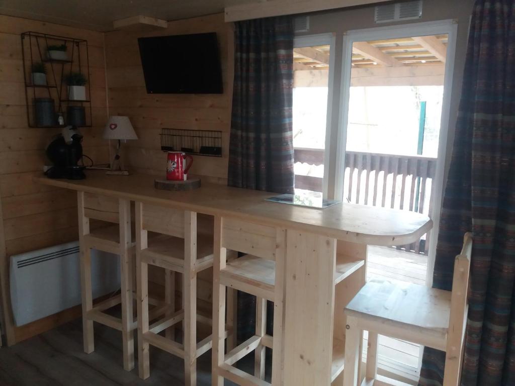 Majoituspaikan Gîte mobile home réaménagé à Ugine entre Albertville et Annecy keittiö tai keittotila
