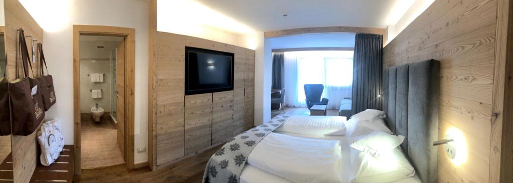 Televiisor ja/või meelelahutuskeskus majutusasutuses Dolasilla Mountain Panoramic Wellness Hotel