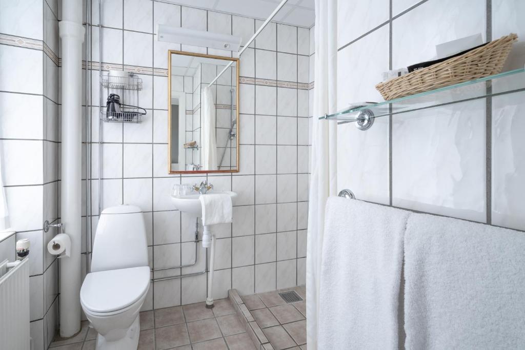 Koupelna v ubytování Hotel Dania