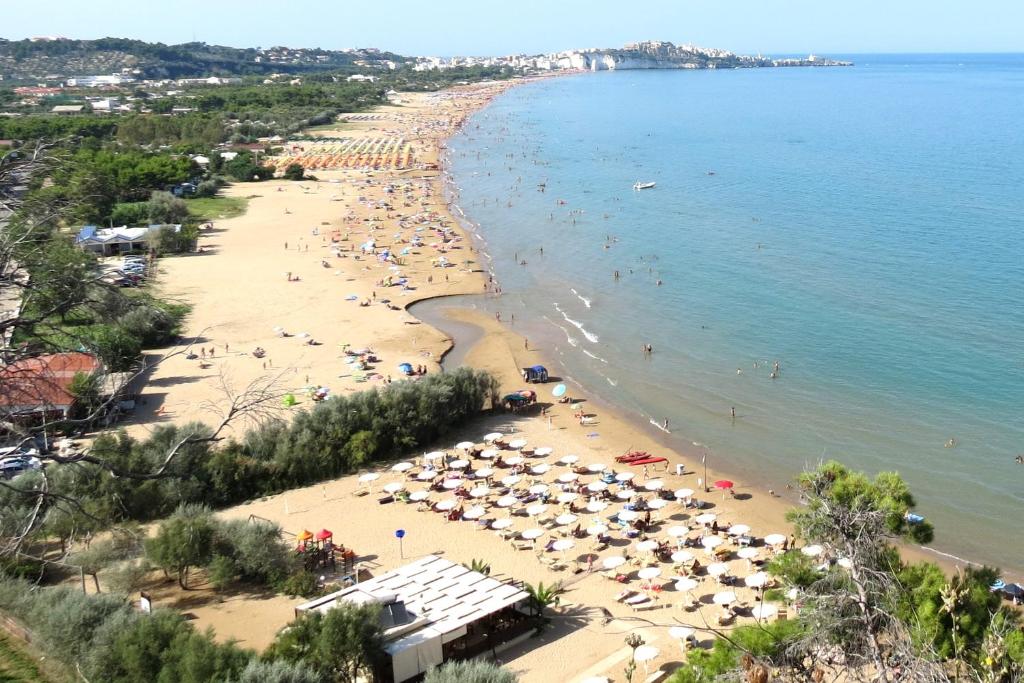 an overhead view of a beach with umbrellas at Hotel Residence Villa Ascoli in Vieste
