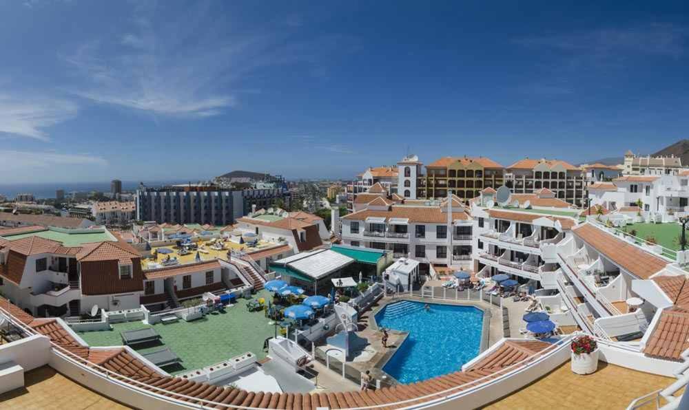 einen Luftblick auf ein Resort mit einem Pool in der Unterkunft Los Cristianos Tenerife in Los Cristianos