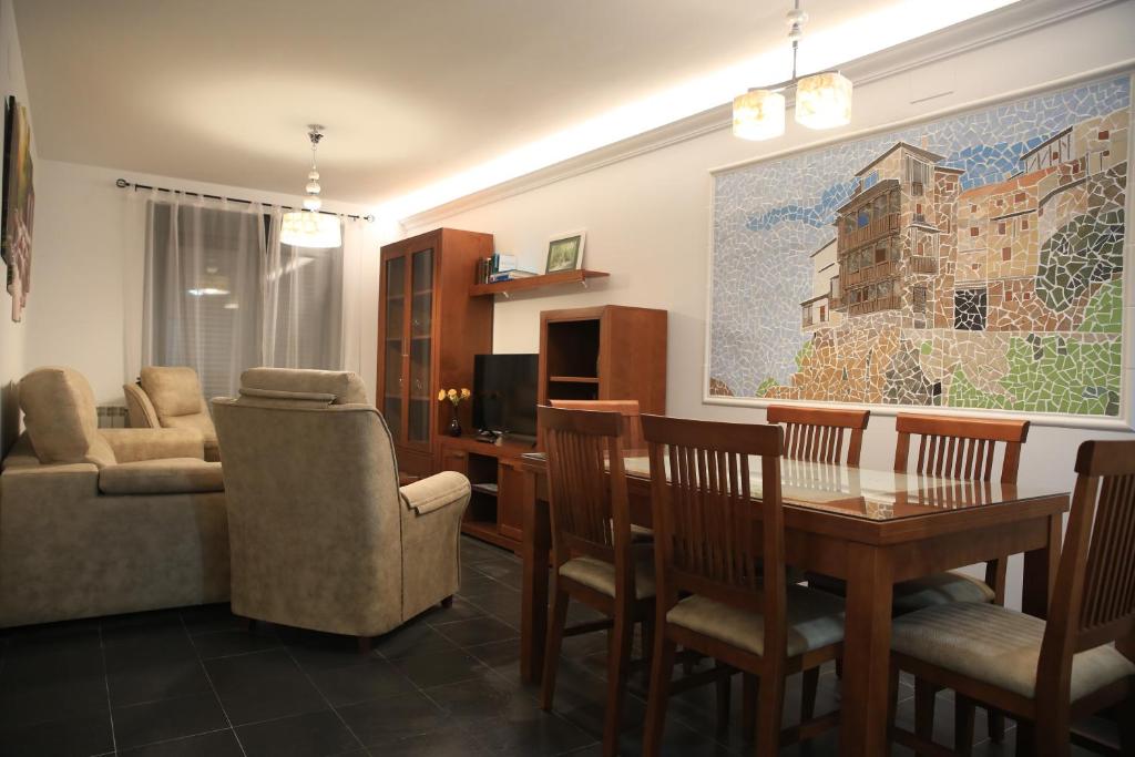 sala de estar con mesa, sillas y sofá en APARTAMENTOS LA VEREDA, en Cuenca