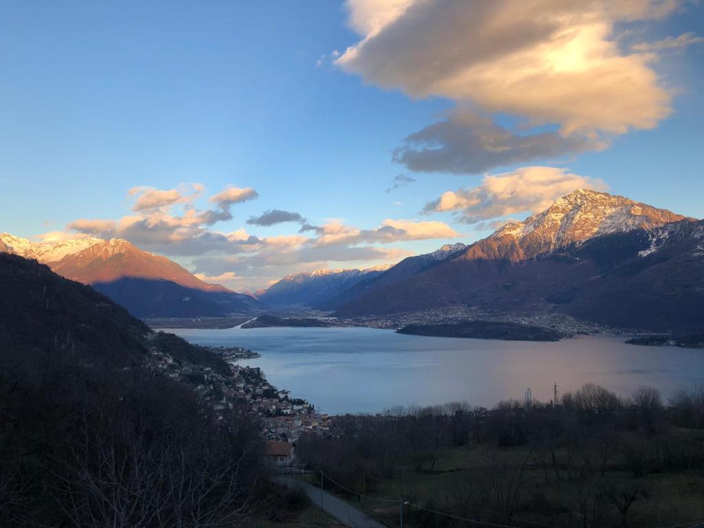 グラヴェドーナにあるAgriturismo La Sorgenteの山々を背景にした湖の景色