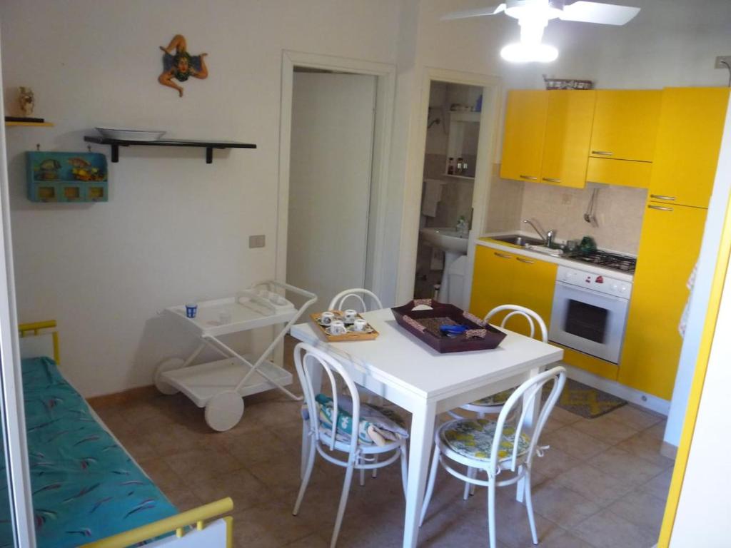 A kitchen or kitchenette at Graziosa Casa A 2 passi dalla Spiaggia e dal Castello