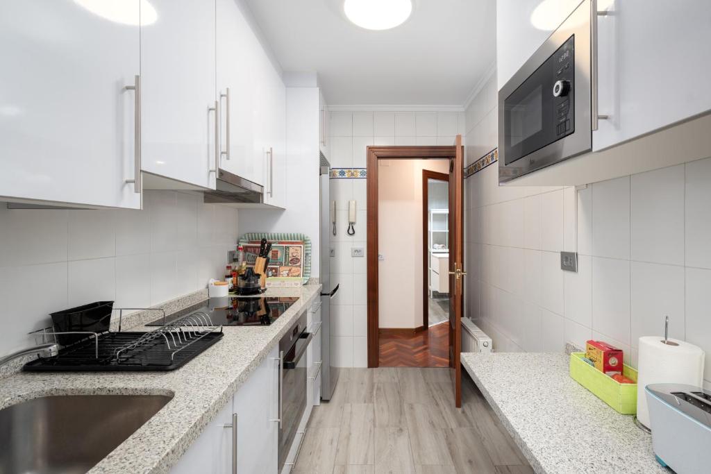 A kitchen or kitchenette at Arena en Perlora - VUT-735-AS