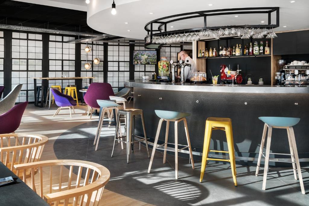 Lounge nebo bar v ubytování Campanile Katowice