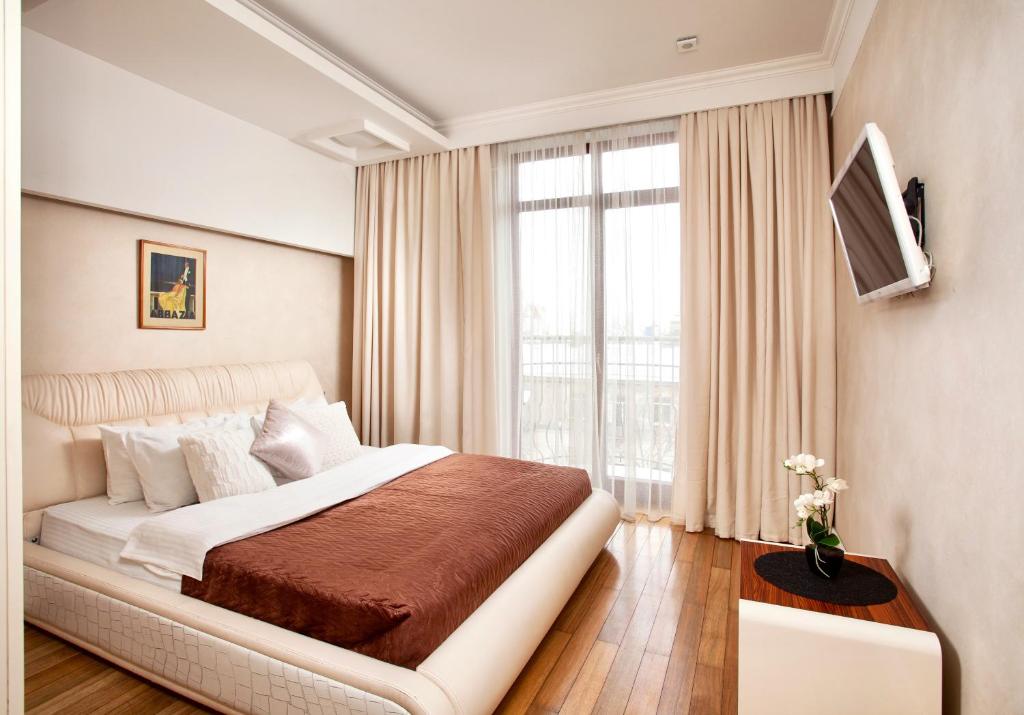 Central Park Apartments photo 2