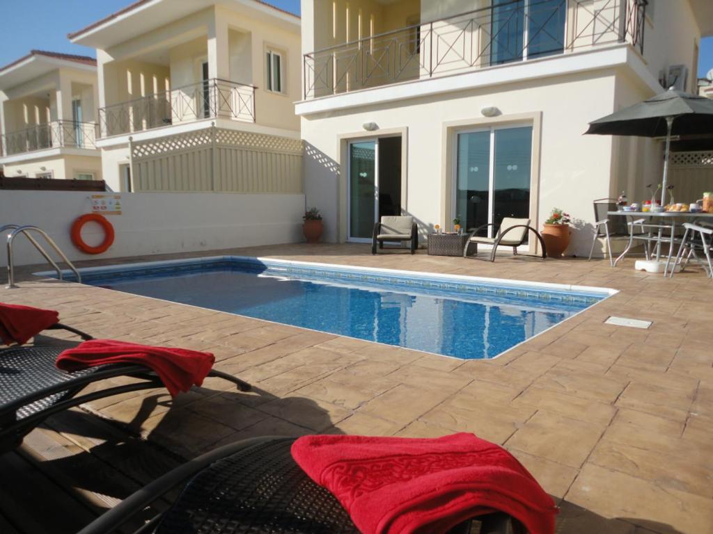 - une piscine en face d'une maison dans l'établissement Villa Swalletta, à Larnaka