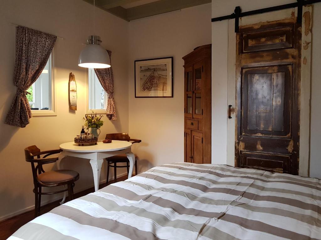 Un pat sau paturi într-o cameră la Atelier B&B 'Sinnestriel'