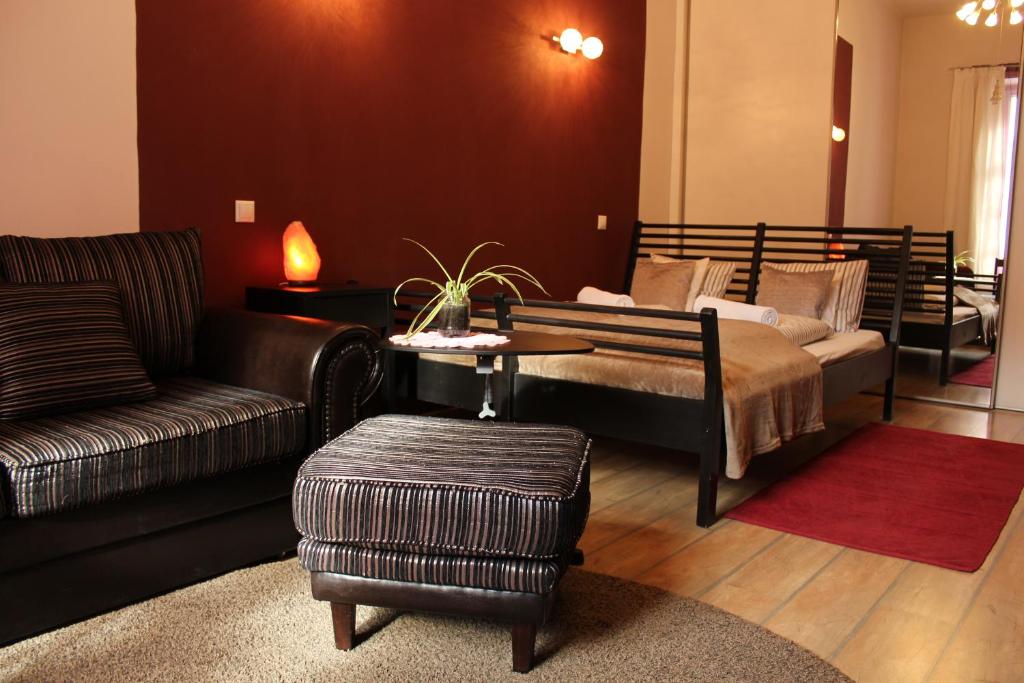 - un salon avec un canapé et une table dans l'établissement Yasmine Flat, à Budapest