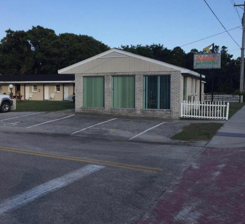 un aparcamiento vacío frente a un edificio en Riviera Motor Lodge, en Myrtle Beach