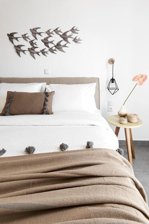 Postel nebo postele na pokoji v ubytování Pnoi Luxury Suites