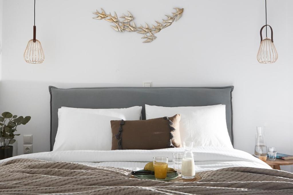 Postel nebo postele na pokoji v ubytování Pnoi Luxury Suites
