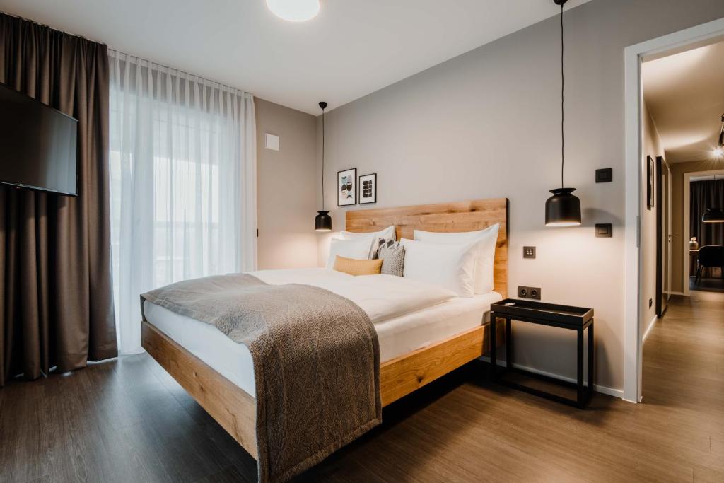 Llit o llits en una habitació de Timehouse Serviced Apartments