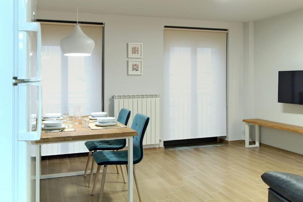 Una televisión o centro de entretenimiento en Apartamento Estella-Lizarra