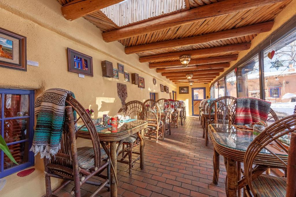 Restaurace v ubytování Adobe and Pines Inn Bed and Breakfast