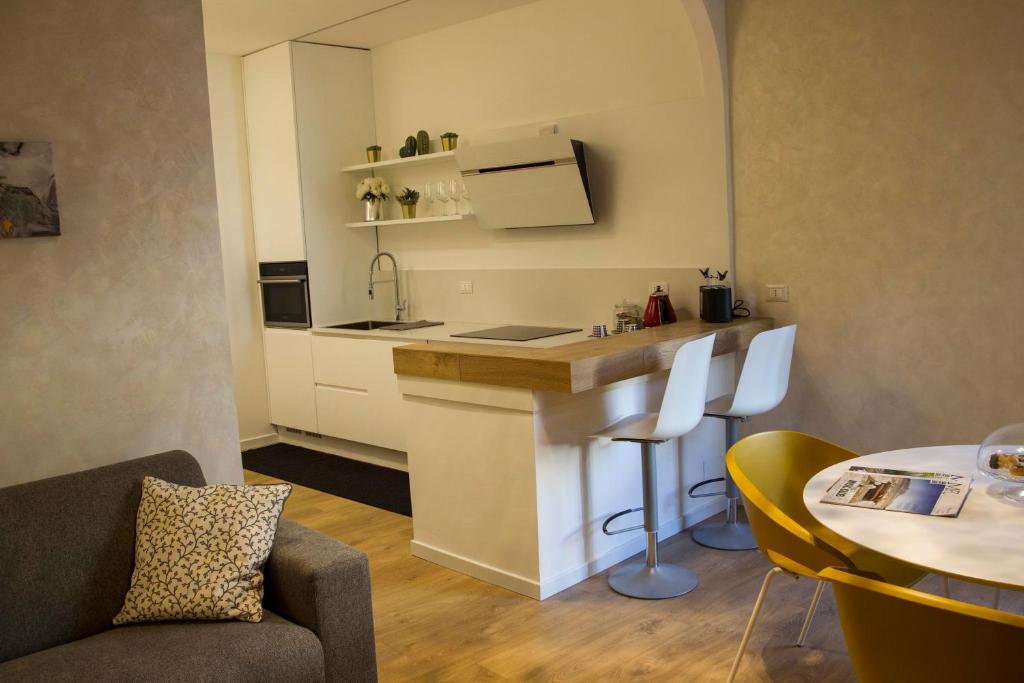 una cucina con bancone, tavolo e sedie di Lella's Home a Como