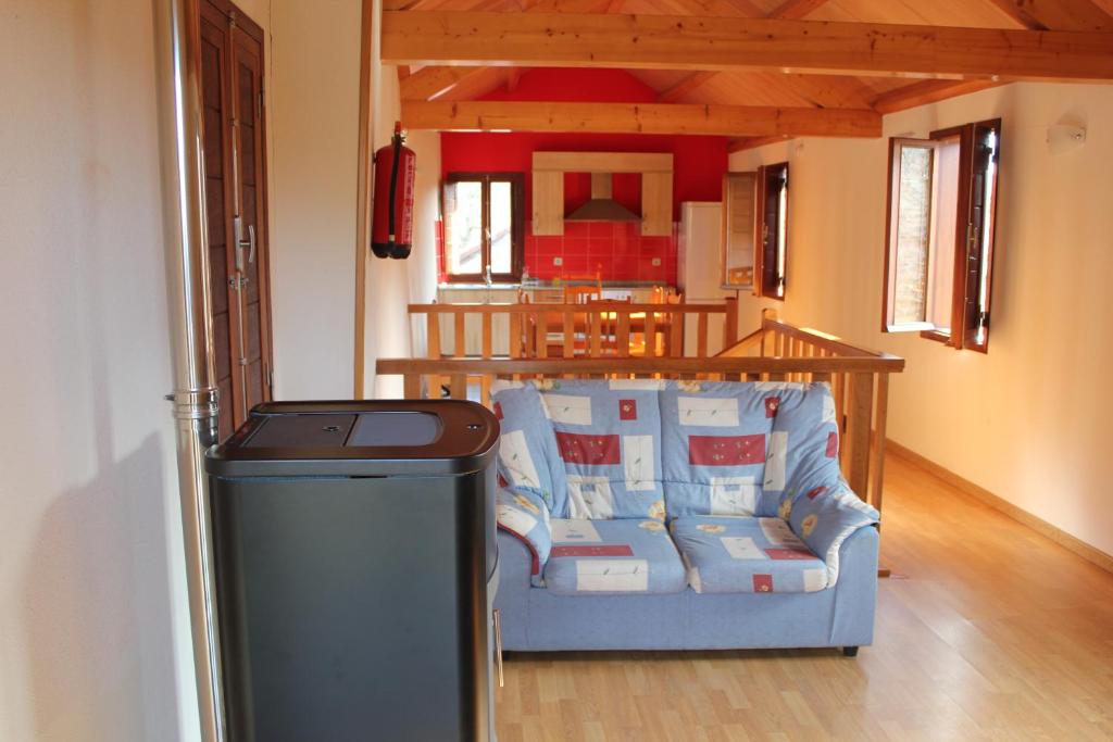 sala de estar con sofá y cubo de basura en As Casas das Minas, en Zobra