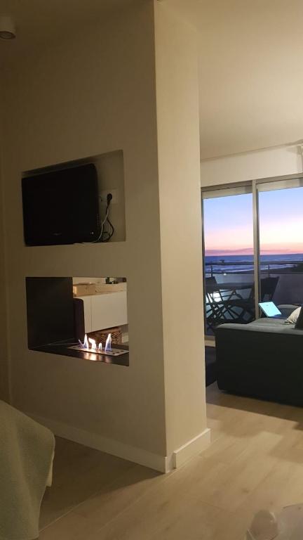 Televízia a/alebo spoločenská miestnosť v ubytovaní Gava Ocean View