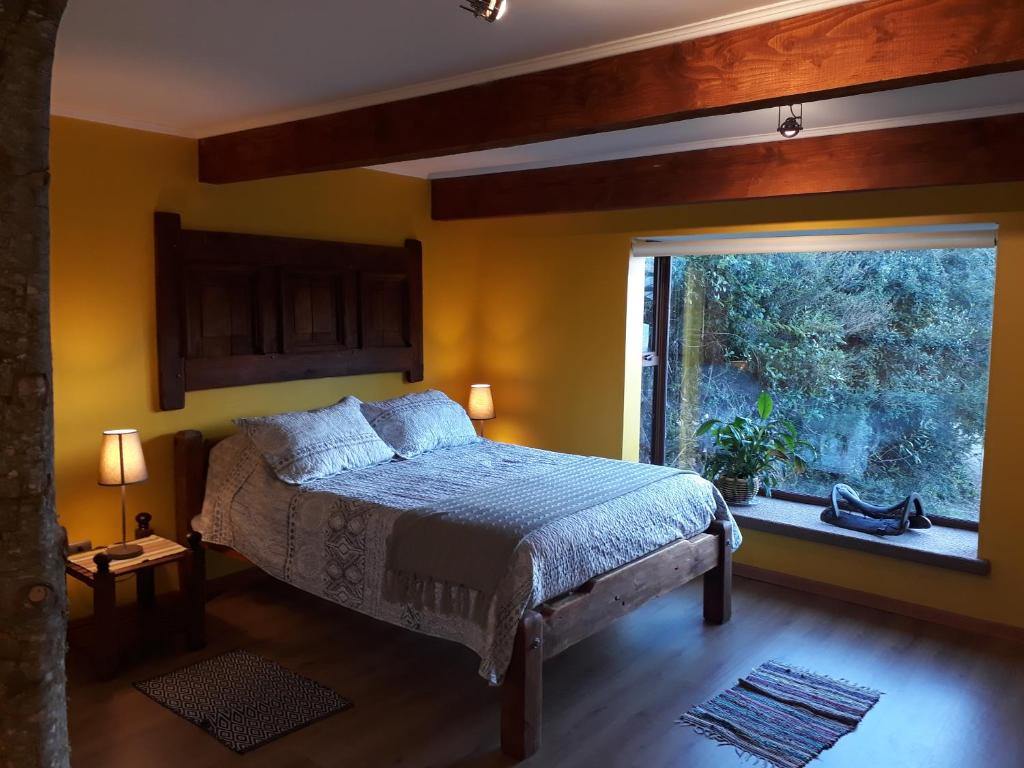 Una cama o camas en una habitación de La Rueda del Chucao