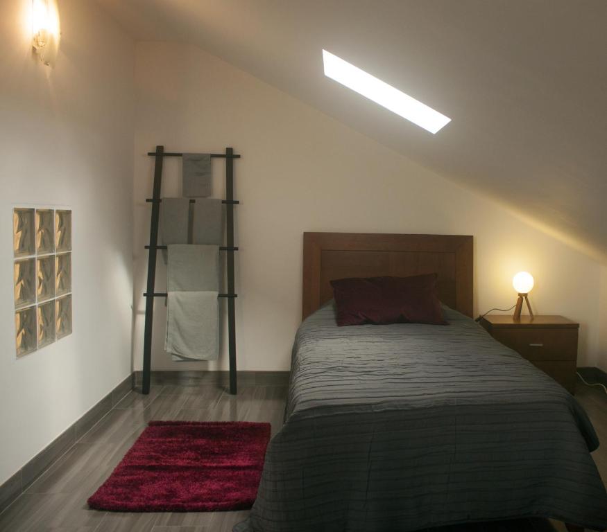 um quarto com uma cama e uma estante de livros em Friendly Peniche Apartment em Peniche