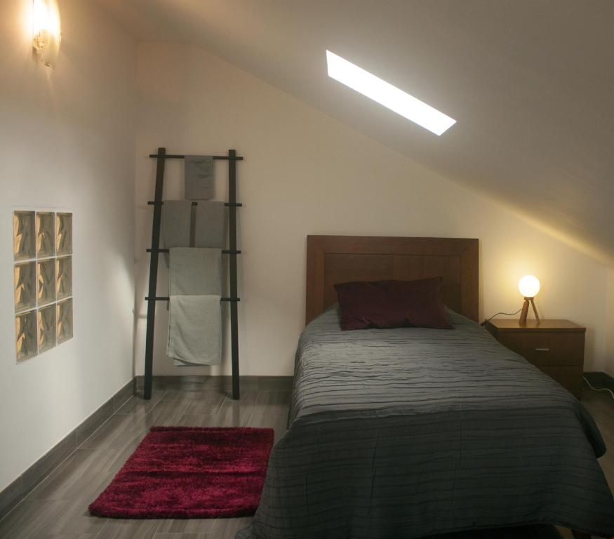 Un dormitorio con una cama y una estantería. en Friendly Peniche Apartment, en Peniche