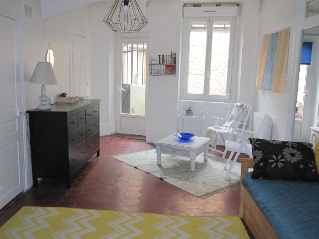 - un salon avec un canapé et une table dans l'établissement Gite de la Madeleine 80 m2, à Tournus