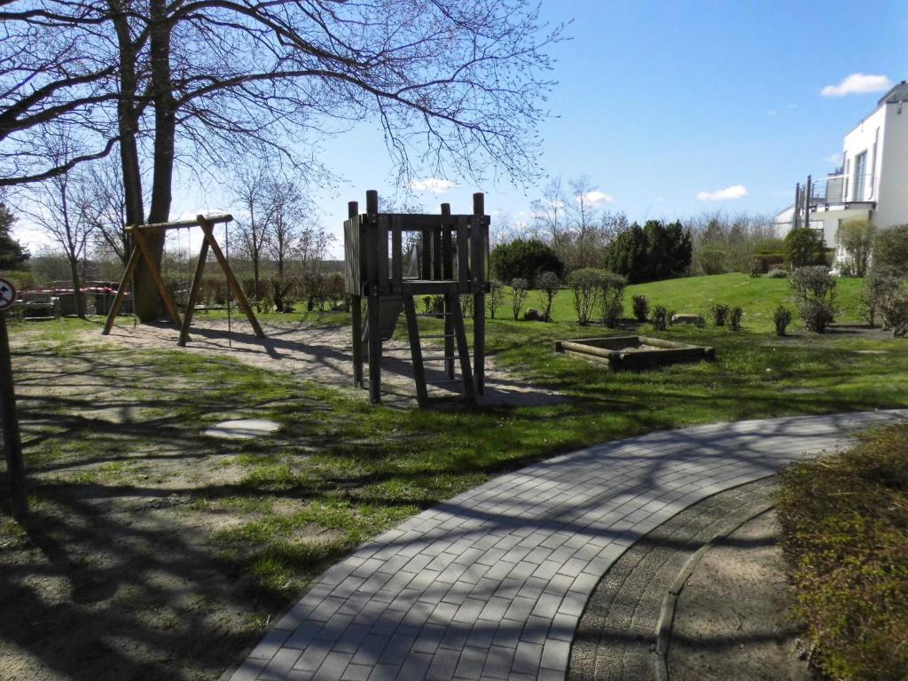 einen Park mit Schaukel und Spielplatz in der Unterkunft Appartement Residenz Bellevue Whg 42 Usedom in Zinnowitz