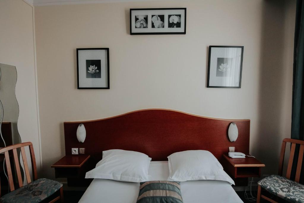 Postel nebo postele na pokoji v ubytování Hôtel Crystal Reims Centre