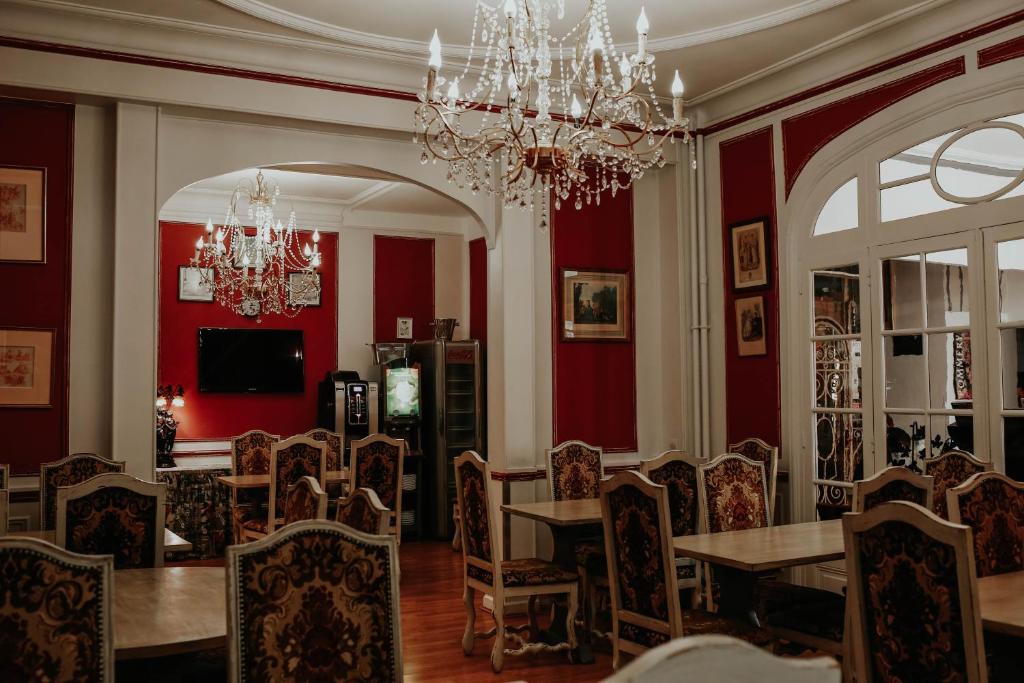 TV a/nebo společenská místnost v ubytování Hôtel Crystal Reims Centre