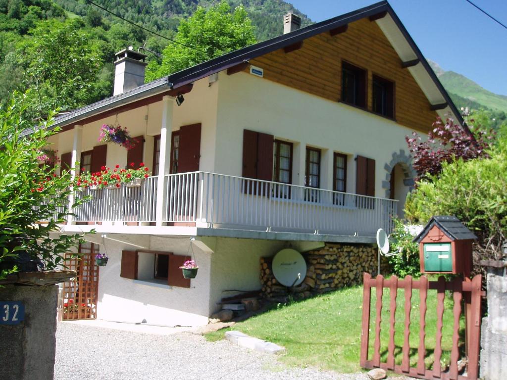 a house with a balcony and a fence at Chalet toutou 12/14 personnes in Barèges
