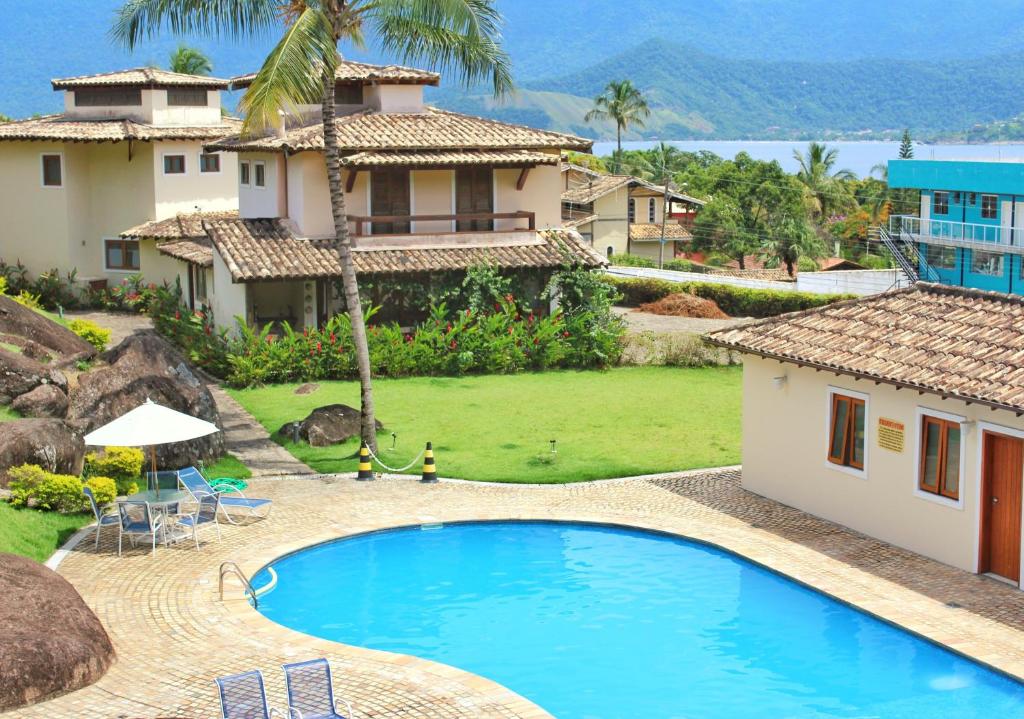 una piscina frente a una casa en Casa Ilhabela Lado Sul - Próx. Praia do Curral, en Ilhabela