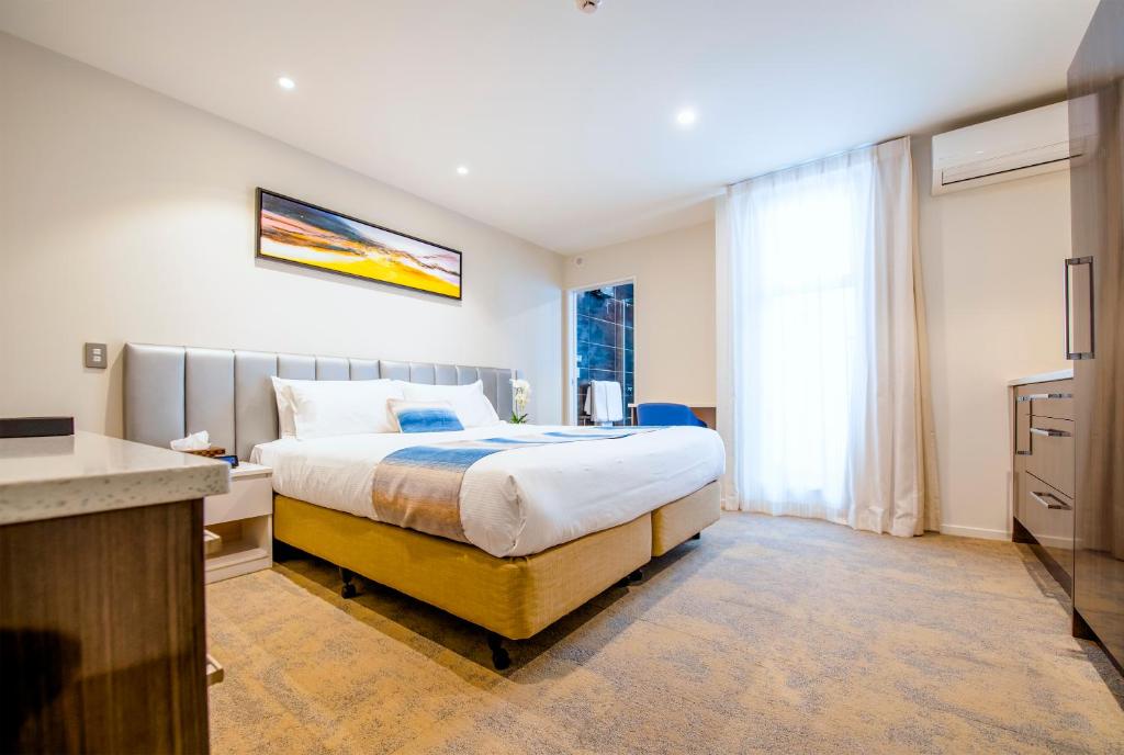 Postel nebo postele na pokoji v ubytování Alpine Hotel