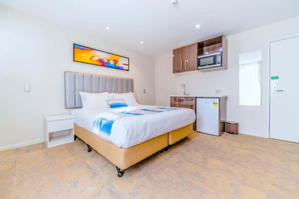 Postel nebo postele na pokoji v ubytování Alpine Hotel