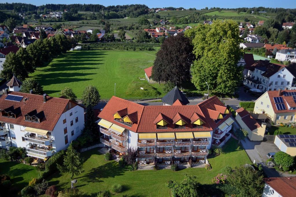 uma vista aérea de um edifício com um resort em Hotel Garni Reulein em Lindau