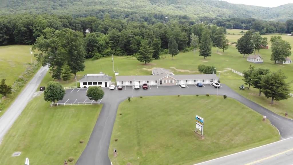 - une vue aérienne sur une maison avec une grande cour dans l'établissement Fox Mountain Inn, à Max Meadows