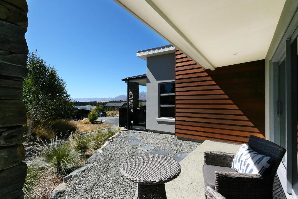 una casa con patio con mesa y sillas en High Country Retreat - Lake Tekapo, en Lake Tekapo